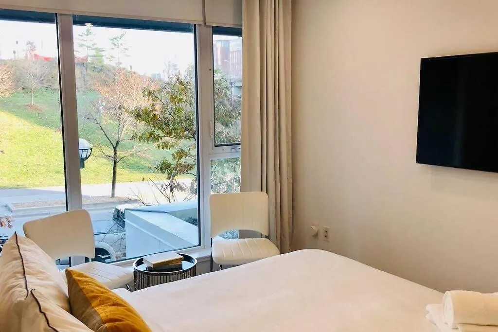 Chic 2 Bedroom 2.5 Bath Downtown Toronto