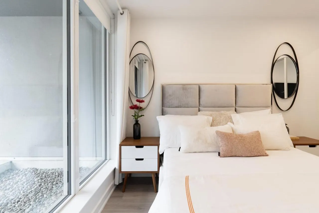 Chic 2 Bedroom 2.5 Bath Downtown Toronto Canada