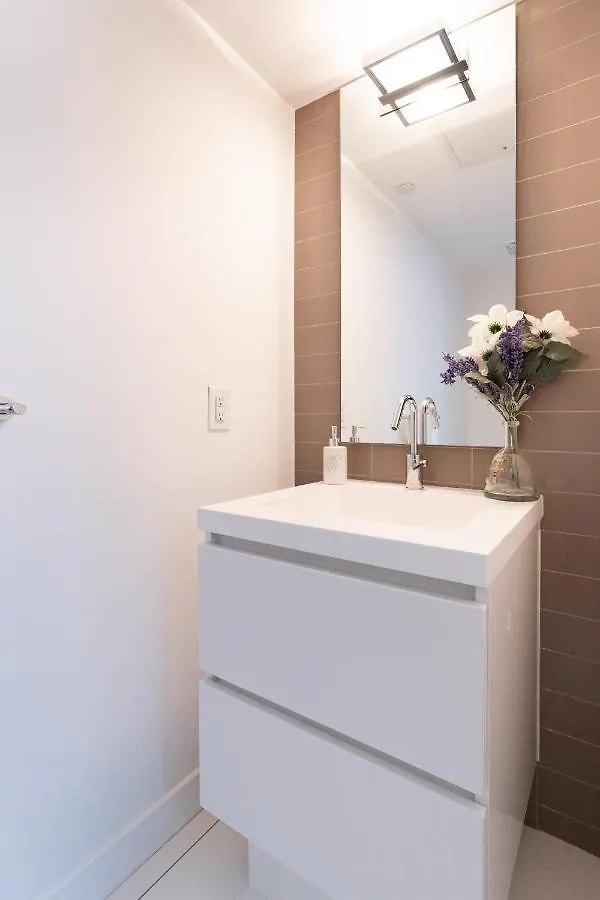 Chic 2 Bedroom 2.5 Bath Downtown Toronto Apartment