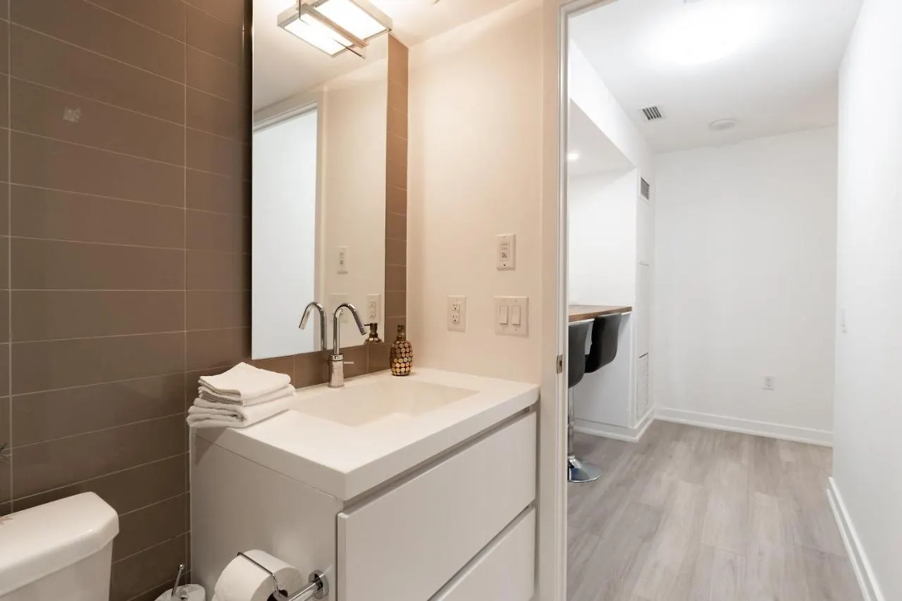 Chic 2 Bedroom 2.5 Bath Downtown Toronto