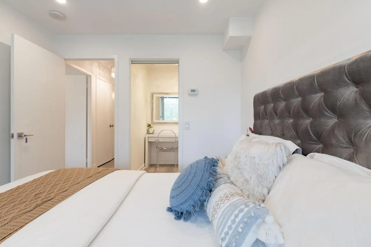 Chic 2 Bedroom 2.5 Bath Downtown Toronto Canada