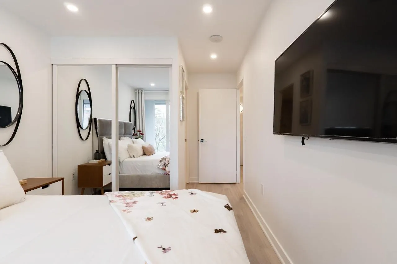 Chic 2 Bedroom 2.5 Bath Downtown Toronto Apartment