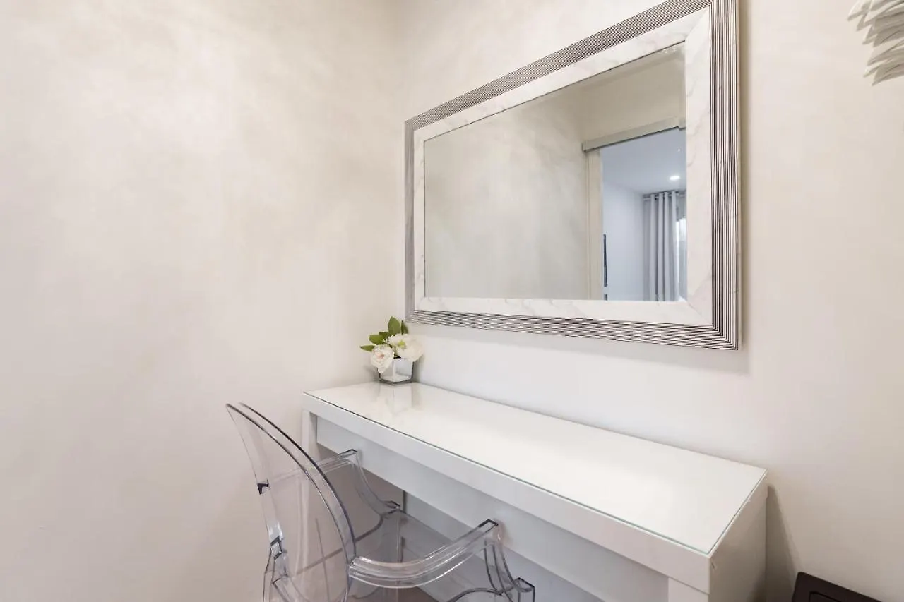 Chic 2 Bedroom 2.5 Bath Downtown Toronto 0*,  Canada