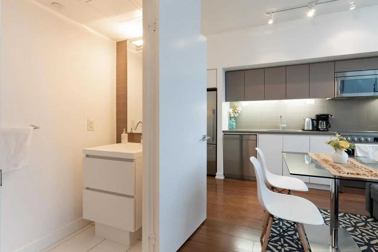 Chic 2 Bedroom 2.5 Bath Downtown Toronto Apartment