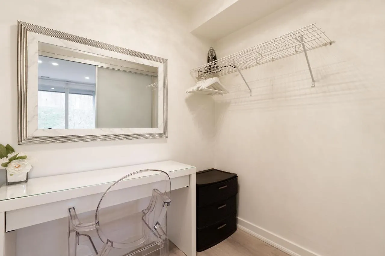 Chic 2 Bedroom 2.5 Bath Downtown Toronto Apartment