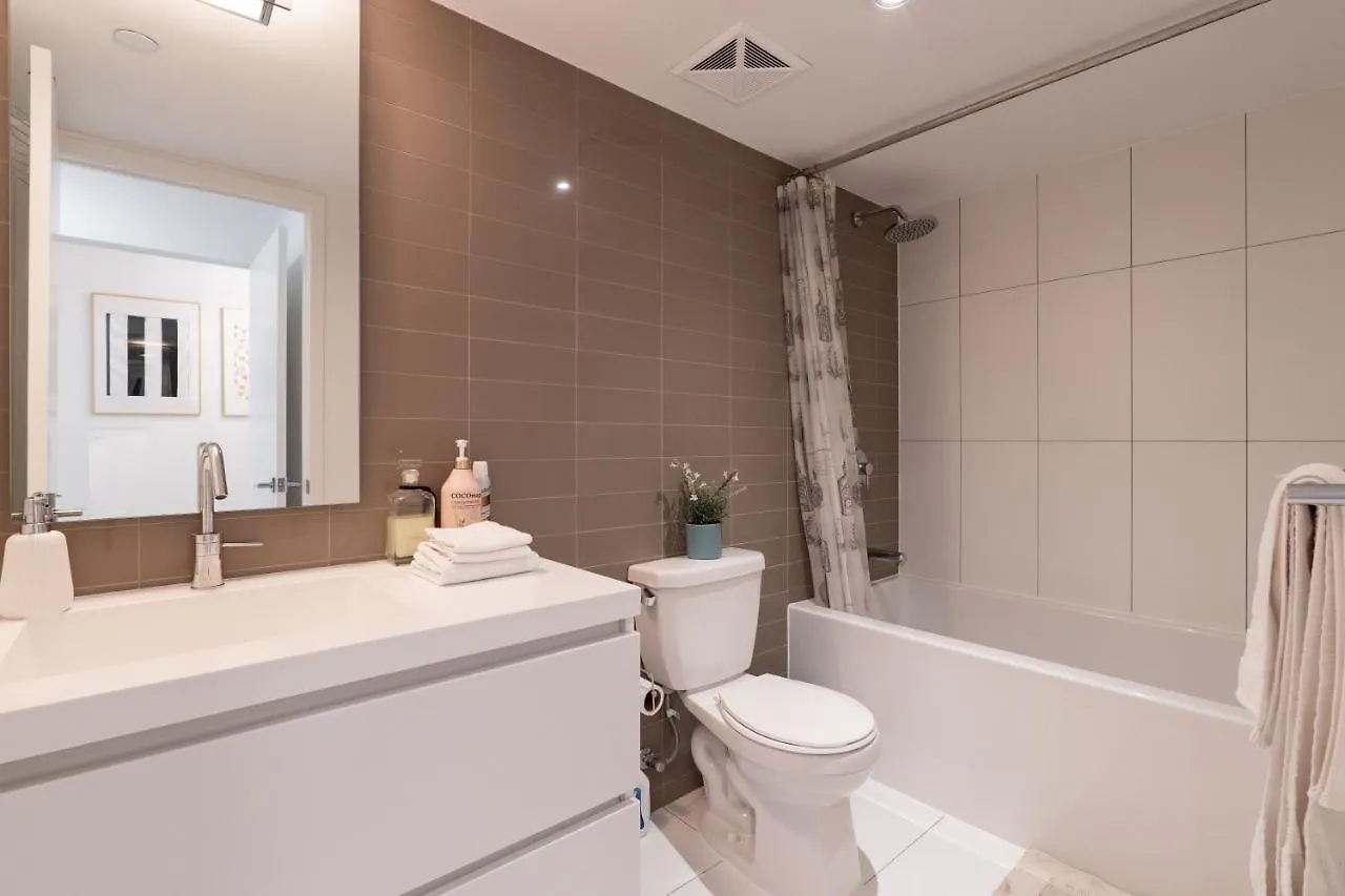 Chic 2 Bedroom 2.5 Bath Downtown Toronto Canada